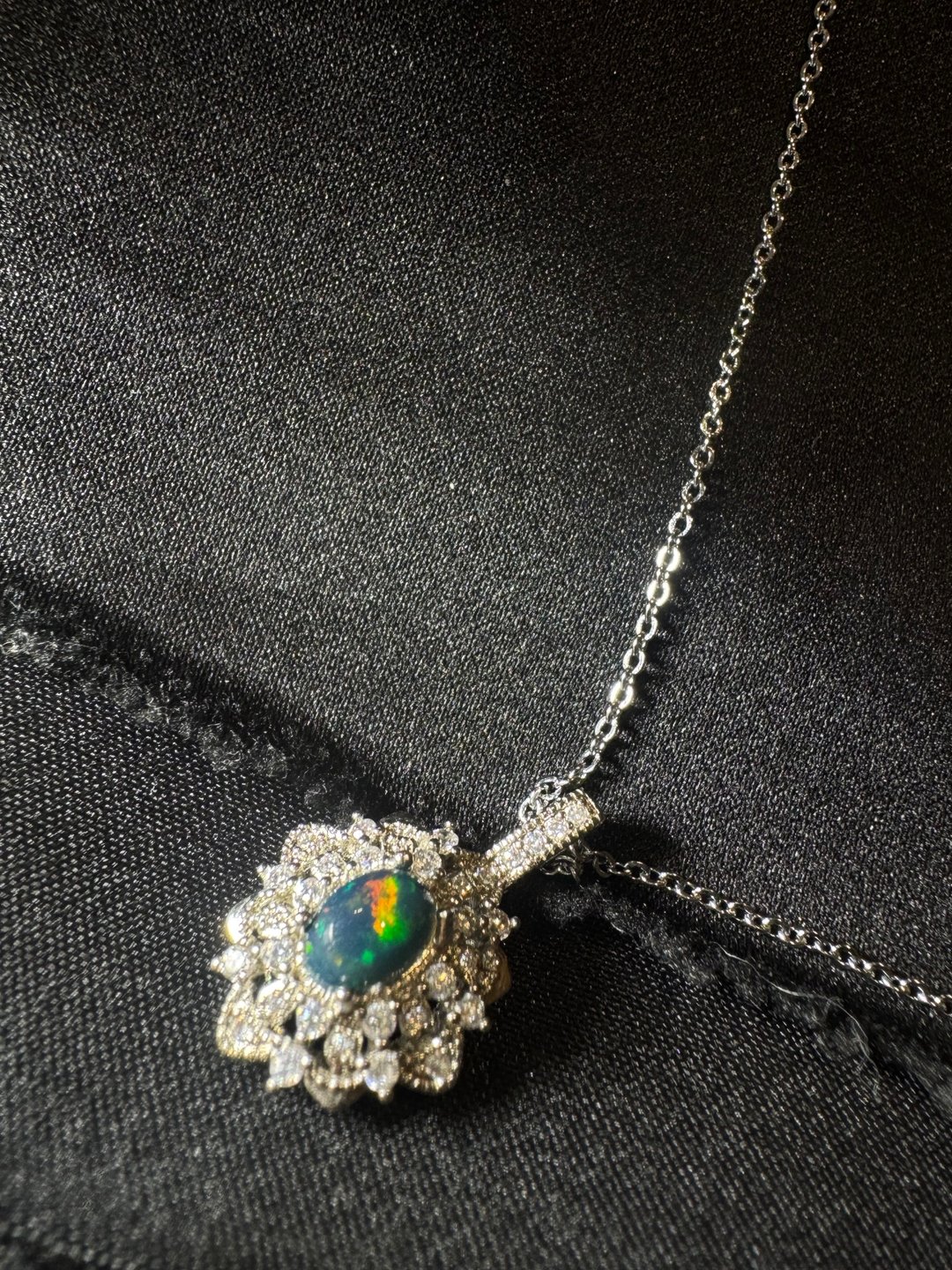 秘密闪耀。黑欧泊 项链 蛋白石 项链 Black Opal Necklace - 项链 - 玻璃 多色