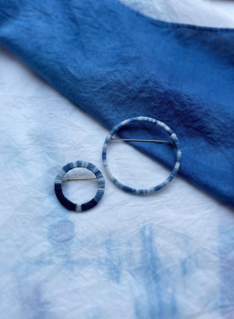 一对手工蓝染心口针 - 胸针 - 绣线 蓝色