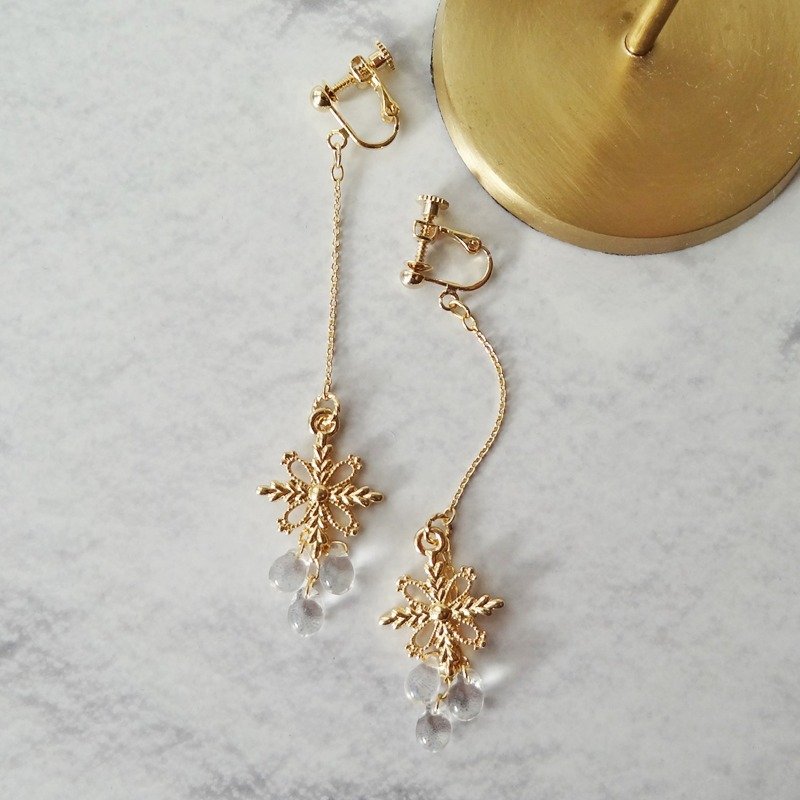 Shimmering semi-long earrings - 耳环/耳夹 - 玻璃 金色