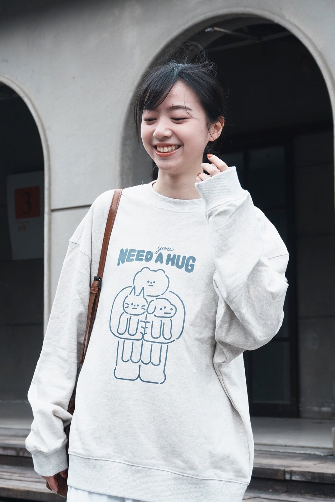 Furry Zoo 落肩 圆领 大学 T - 熊抱一起 You need a hug - 中性连帽卫衣/T 恤 - 棉．麻 灰色