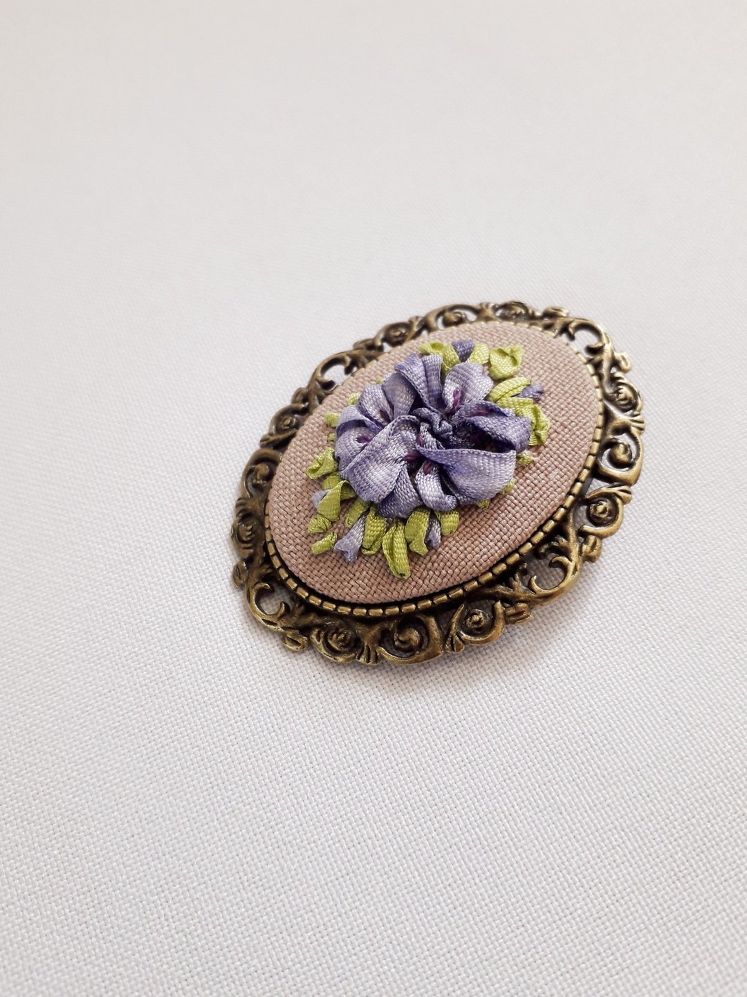 Ribbon embroidered brooch for her - 胸针 - 丝．绢 多色
