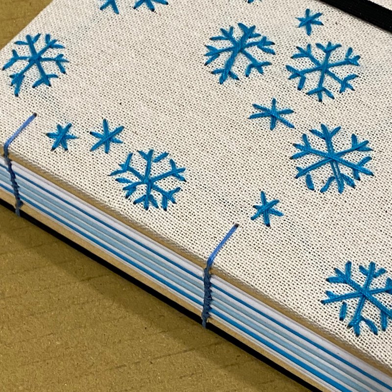 【圣诞礼物】雪 - 2025 无时效 A6 手工绣字手缝手帐本 - 笔记本/手帐 - 纸 