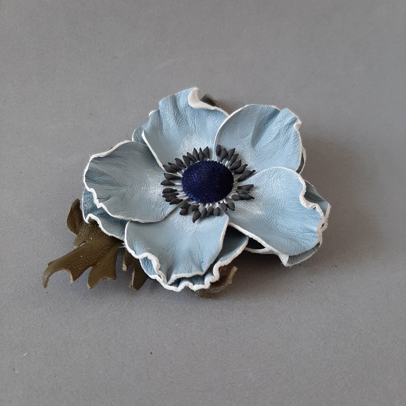 皮革胸針 Blue leather brooch for her Leather women's jewelry - 胸针 - 真皮 蓝色