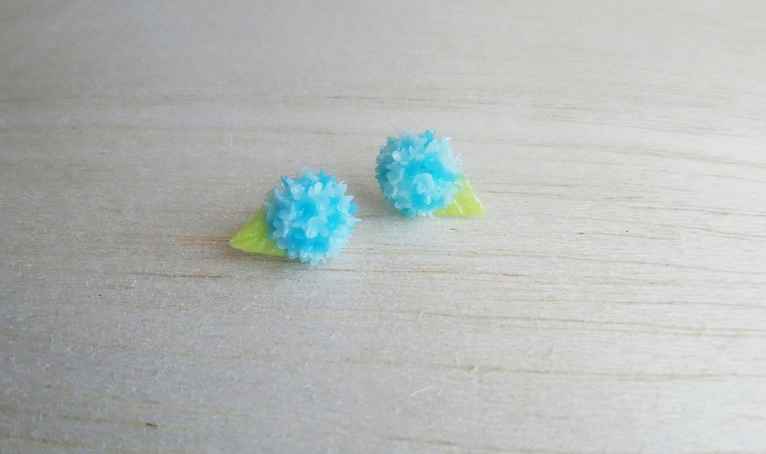 蓝色双色绣球花  纯银耳环/耳夹 - 耳环/耳夹 - 粘土 蓝色