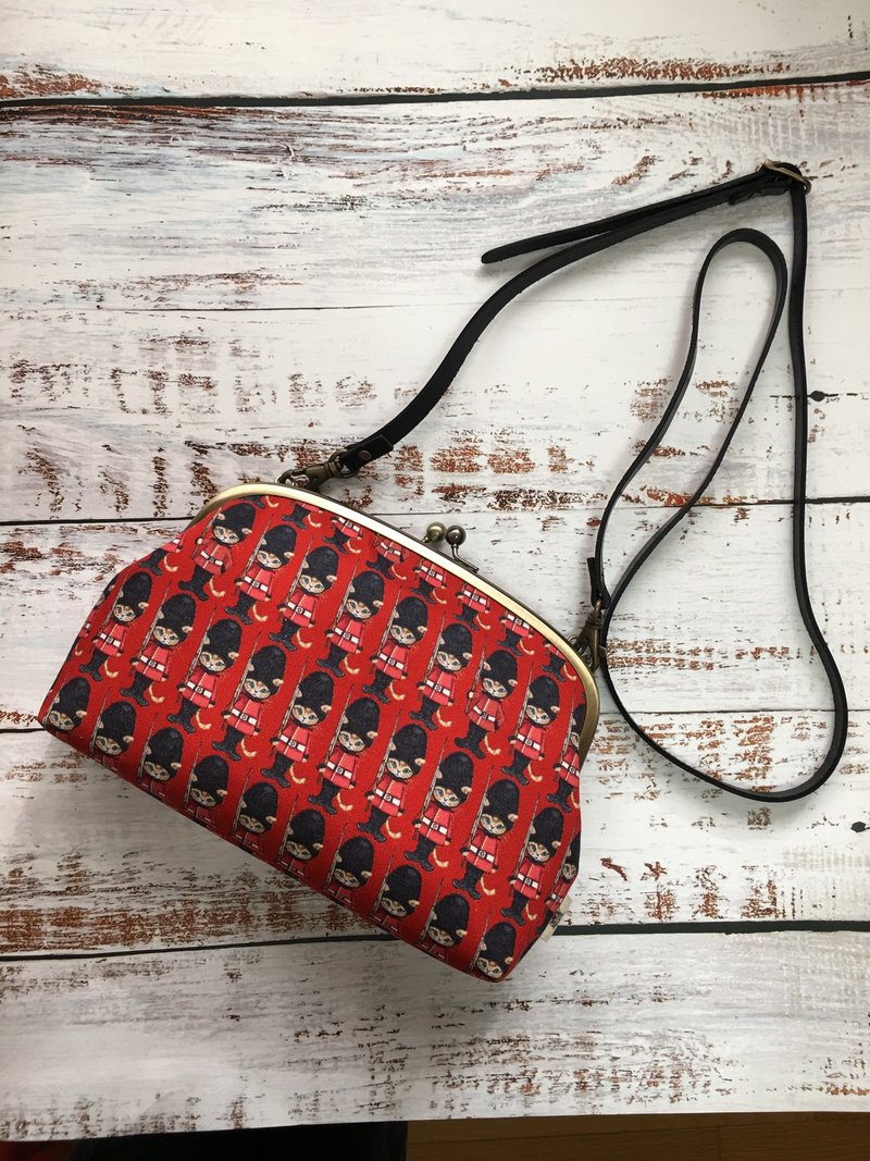 【插画家Ringo】忠实的英伦卫兵猫物语.London Cat --英伦红 - 侧背包/斜挎包 - 棉．麻 红色