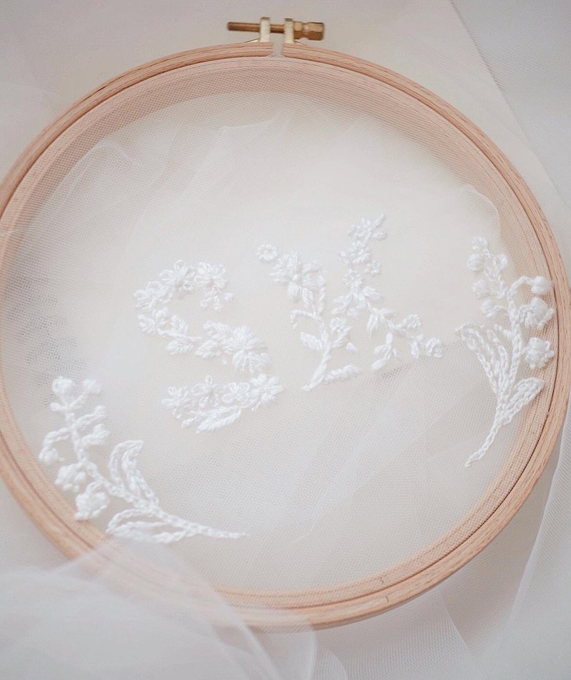 Bridal Veil with Botanical Monogram Embroidery - 晚装/礼服 - 环保材料 白色