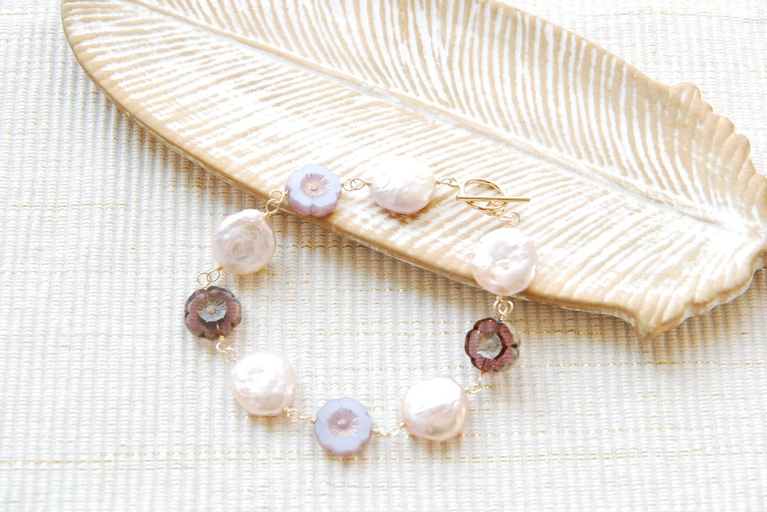Czech flower beads and coin pearl bracelet 14kgf - 手链/手环 - 珍珠 粉红色