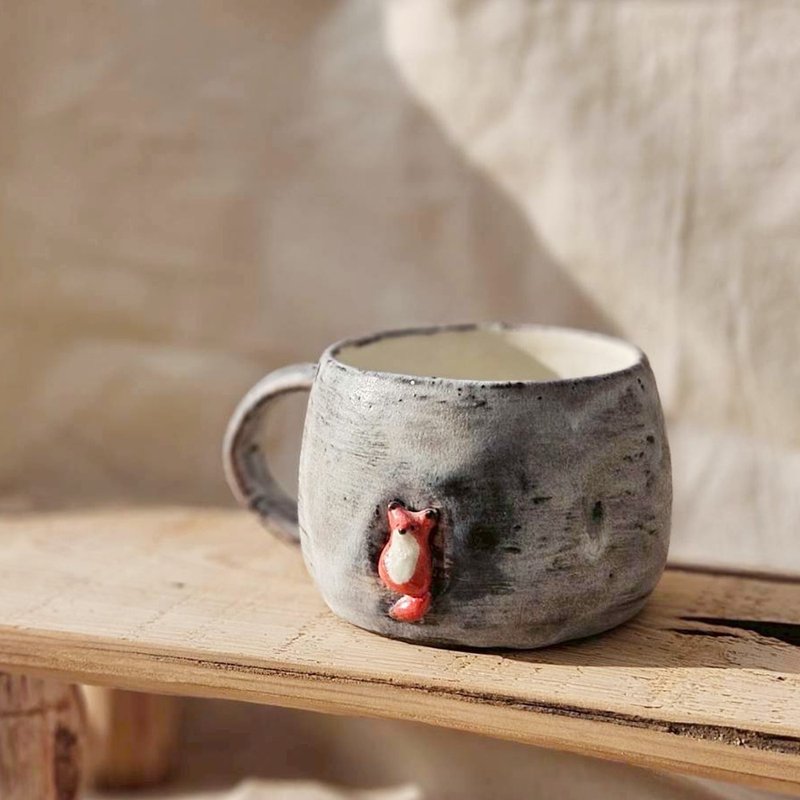 狐狸宝宝 窝窝杯 手作陶瓷马克杯 - 咖啡杯/马克杯 - 陶 白色