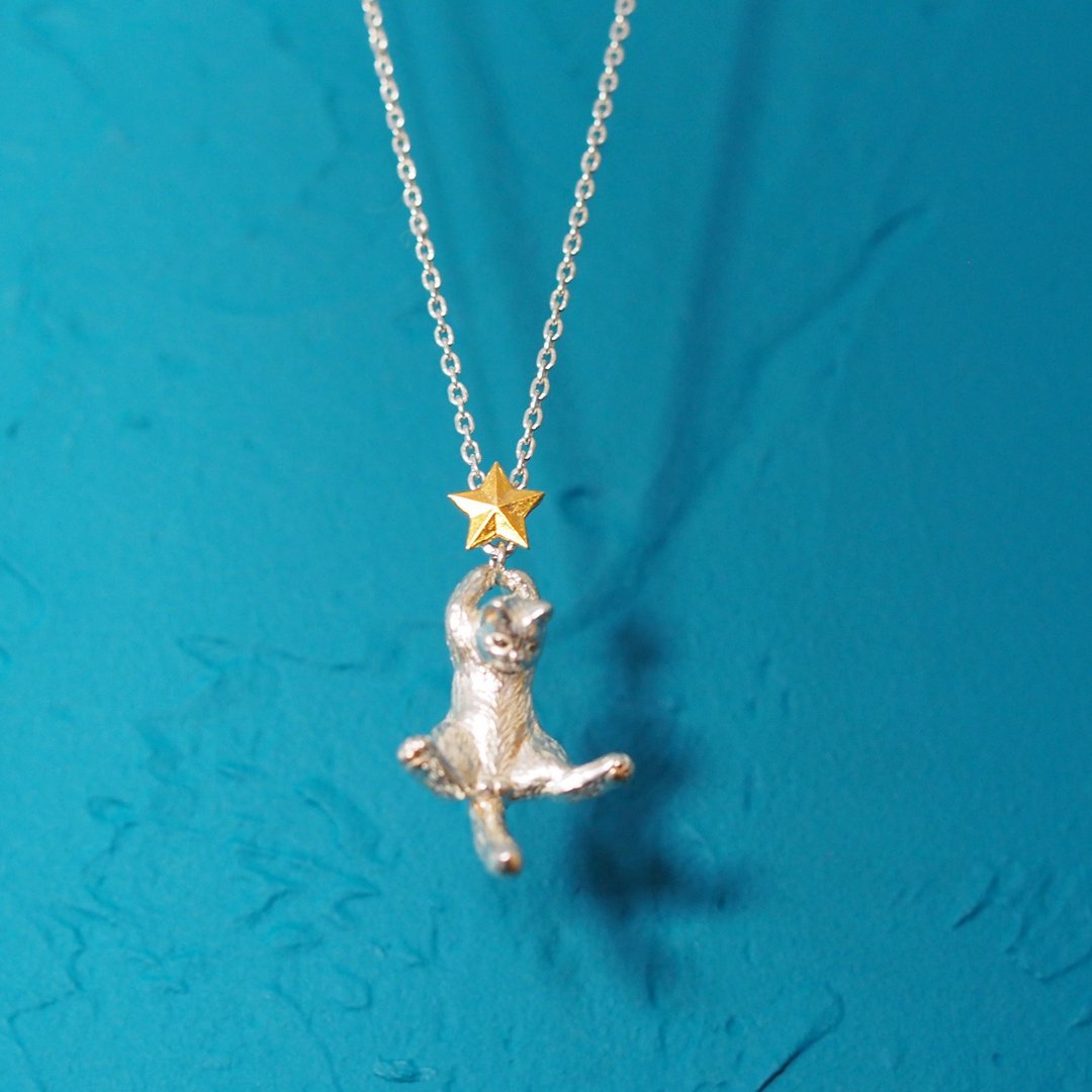 White cat pendant holding a star with both hands - 项链 - 纯银 白色