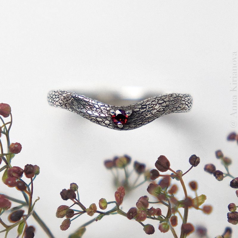Scale Ring with Red Garnet - 戒指 - 纯银 