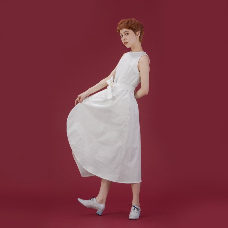 tan tan / 白色条纹绑带洋装 - 洋装/连衣裙 - 棉．麻 白色