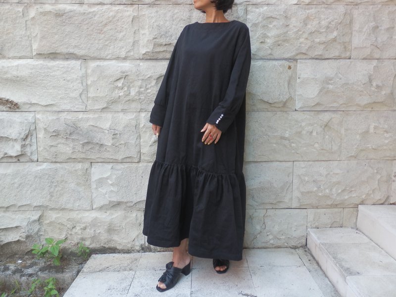 袖口贝壳钮扣。低腰抓皱洋装。 - 洋装/连衣裙 - 棉．麻 黑色