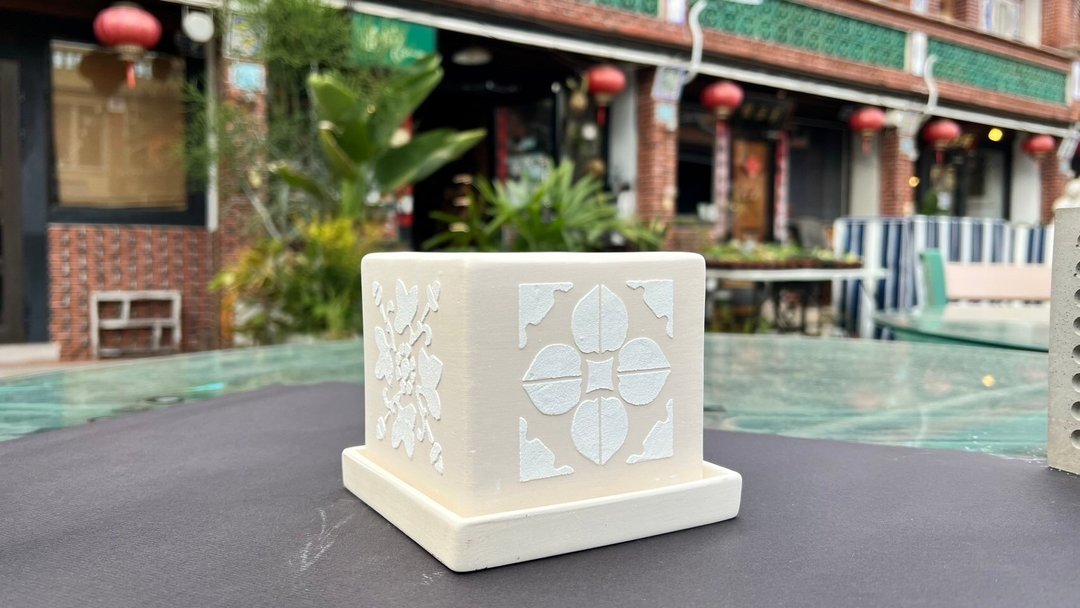 【植创 jGarden】金门浮雕花砖花器(含底盘) - 花瓶/陶器 - 瓷 