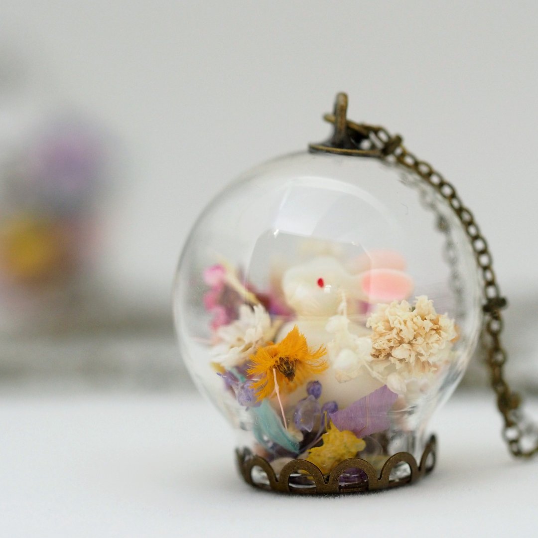 爱家作-OMYWAY手工制作干花兔子玻璃球颈链 - 颈链 - 玻璃 白色