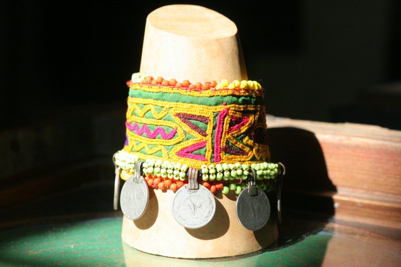 OMAKE阿富汗手工串珠刺绣手环(粗) - 手链/手环 - 纸 多色