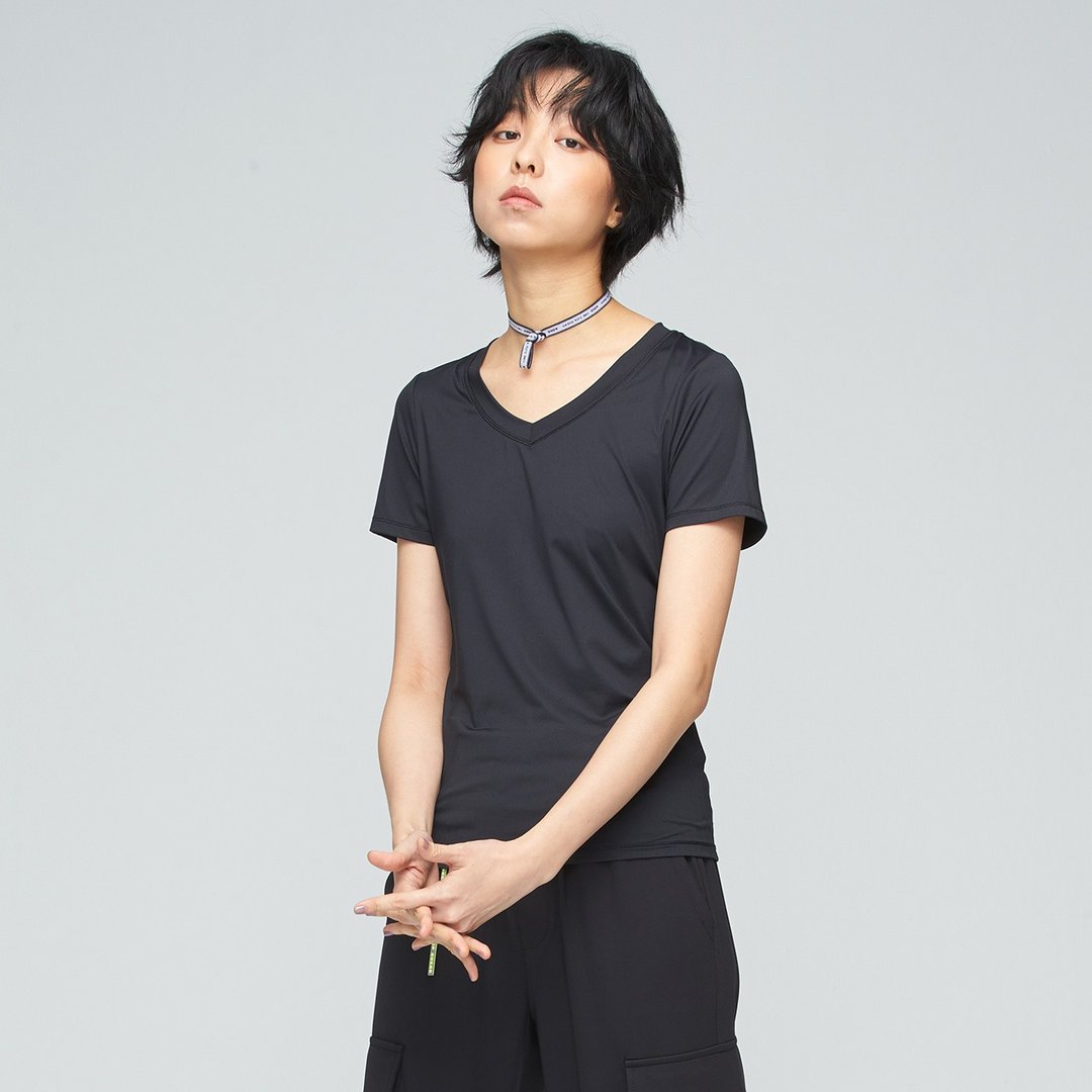 不可退换 /凉感V领合身上衣(女)-胶片黑 - 女装 T 恤 - 尼龙 黑色