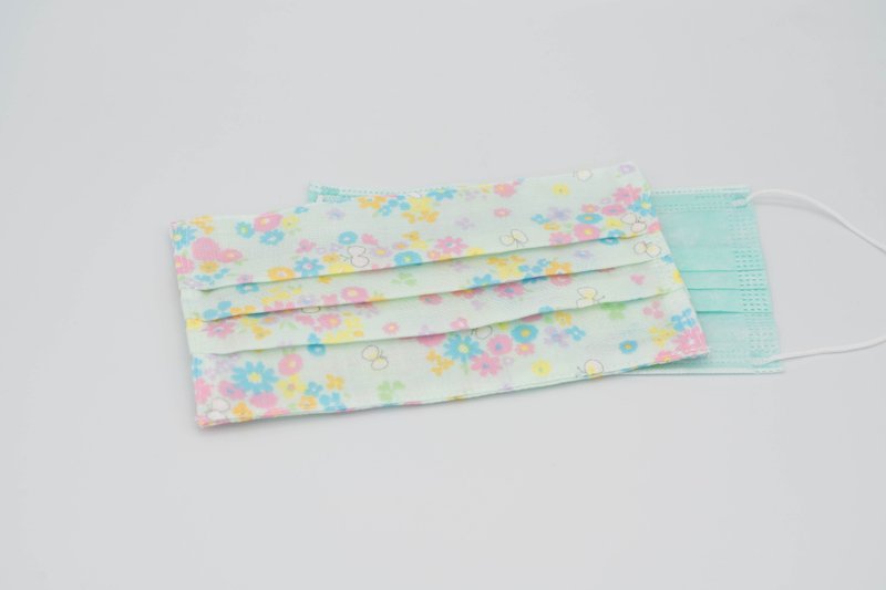 玩布手作。日本二重纱口罩套(绿底花丛蝴蝶) - 口罩 - 棉．麻 
