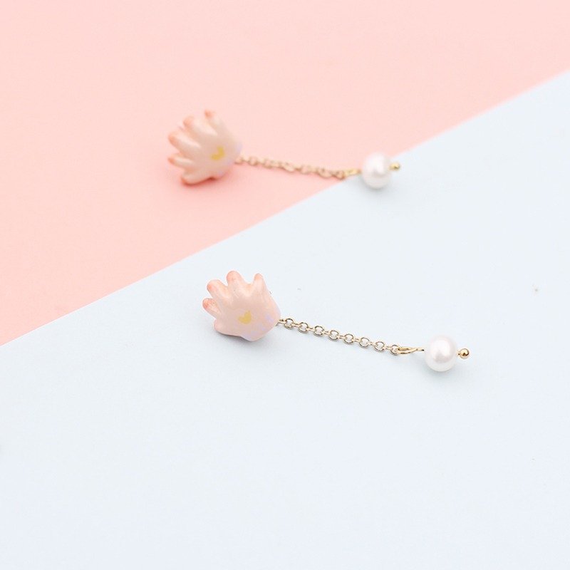 paramecium【莉桃汉德】粘土创意首饰原创设计耳钉小手可爱珍珠 - 耳环/耳夹 - 粘土 粉红色