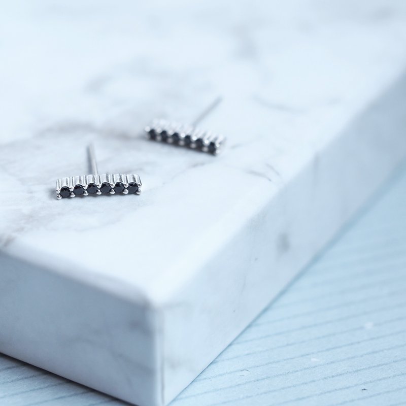 Black sapphire pave earrings Silver 925 - 耳环/耳夹 - 其他金属 黑色