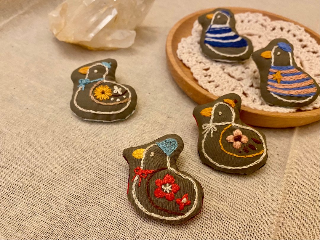 自由自在的鸭子团 刺绣布胸针 - 胸针 - 棉 绿色