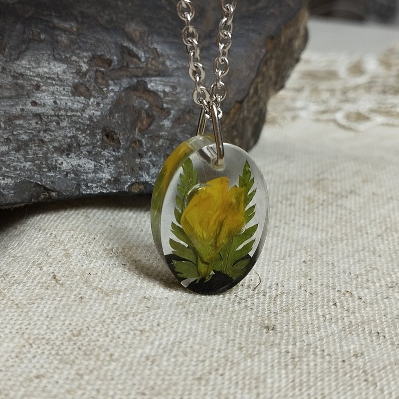 手工制作的锦鸡儿花吊坠。不锈钢链上饰有透明树脂吊坠。 - 项链 - 树脂 黄色