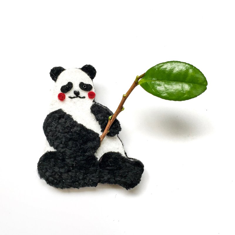 动物系列-熊猫 手工刺绣别针/胸针 - 胸针 - 绣线 白色