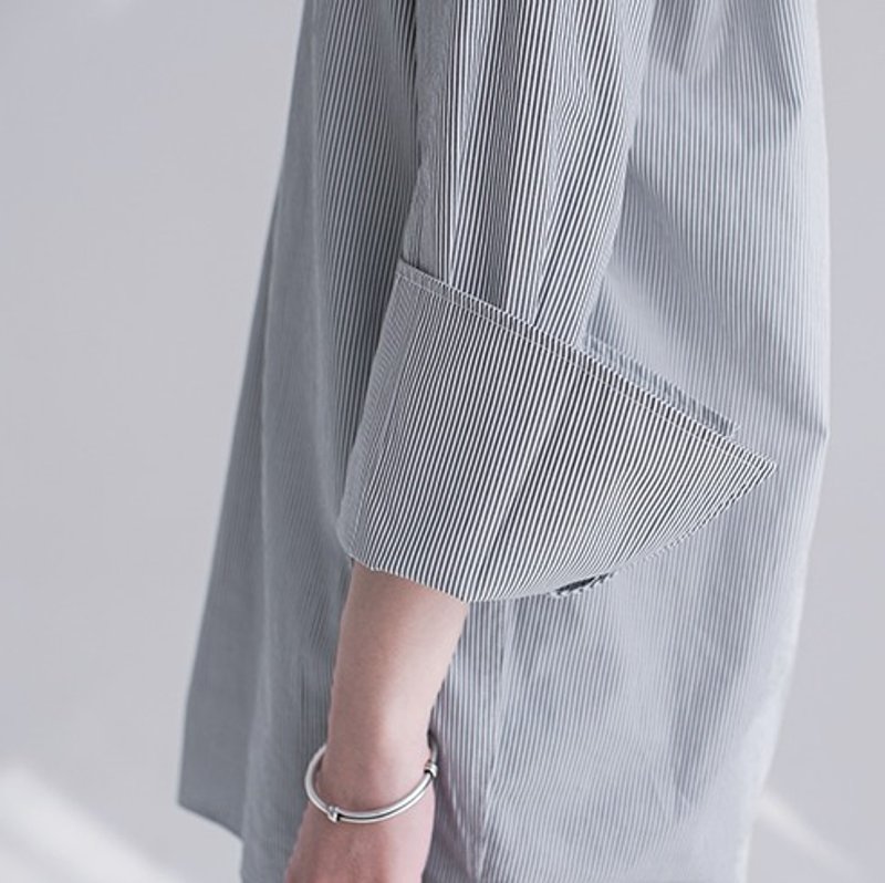 【条纹】春光乍泄 大袖口宽袖V领衬衣裙衬衫 条纹/白 Boyfriend宽松款 进口高支棉  | 番塔塔独立设计女装 - 女装衬衫 - 棉．麻 白色