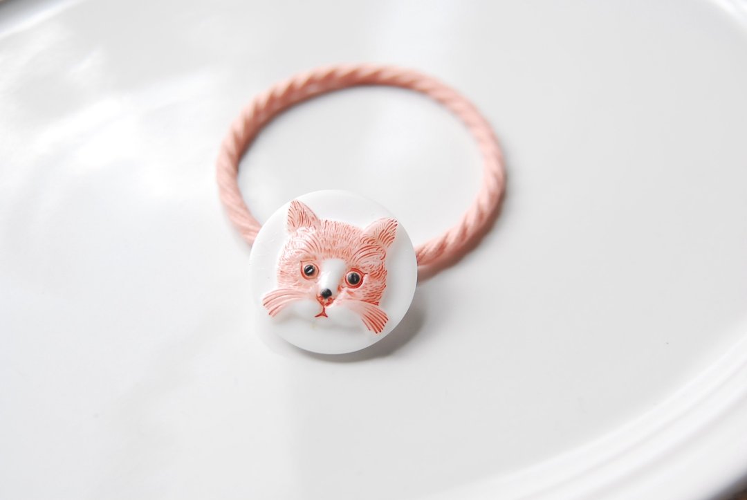 再次贩售 猫咪图案捷克玻璃钮扣发圈 象牙白x粉红 - 发饰 - 玻璃 粉红色