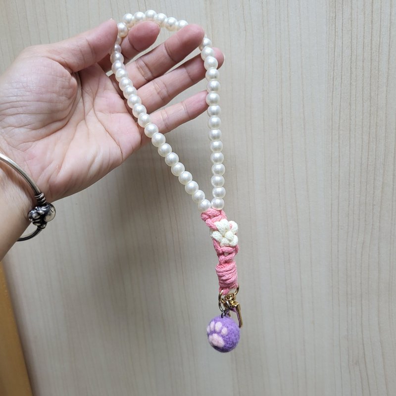 佩宁手作│珍珠挂绳。猫掌羊毛毡--粉白│手机绳。手腕绳 - 挂绳/吊绳 - 其他材质 
