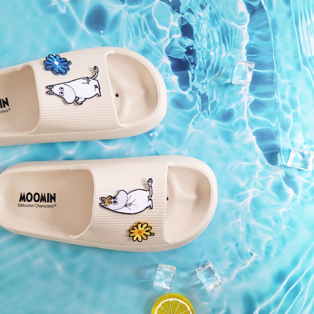 【Pinkoi x Moomin】姆明与歌妮 饰扣厚底Q弹拖鞋 米白 台湾制 - 拖鞋 - 防水材质 白色