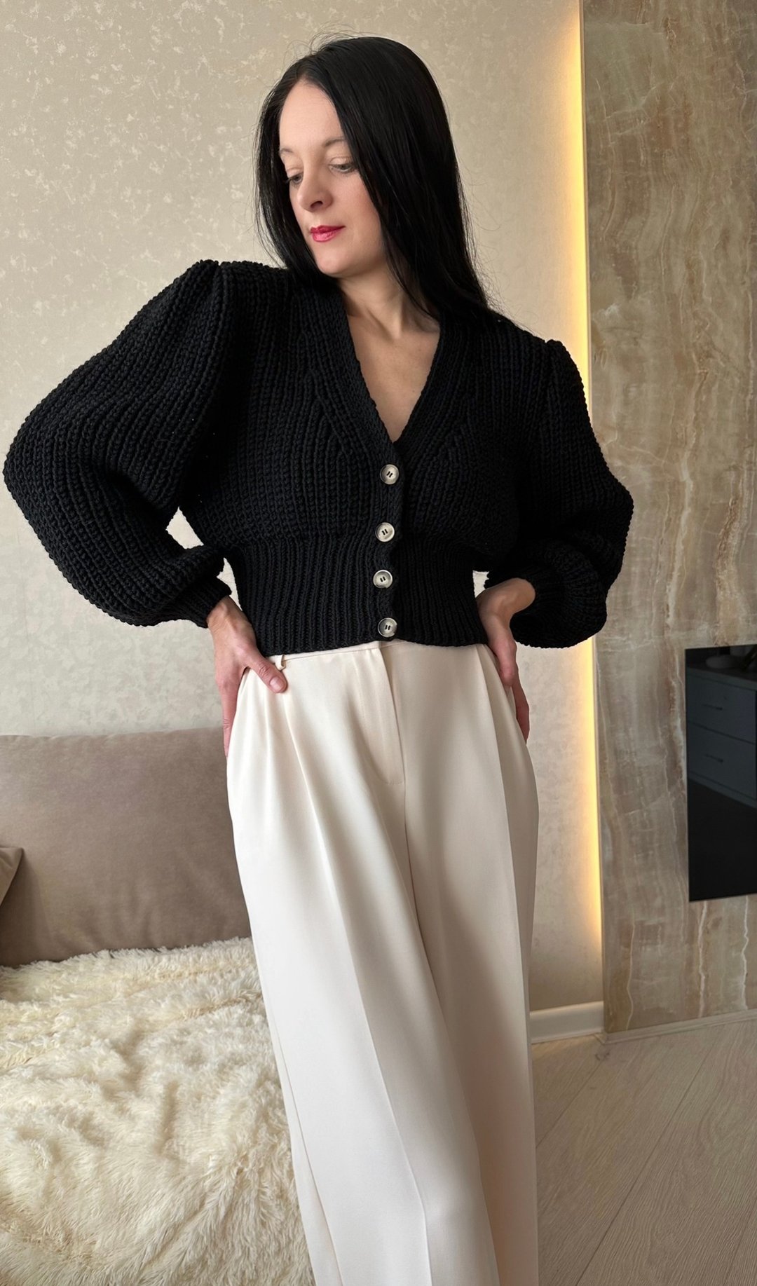 罗纹针织短版开襟外套，修身腰身，V领黑色钮扣毛衣 - 女装针织衫/毛衣 - 羊毛 