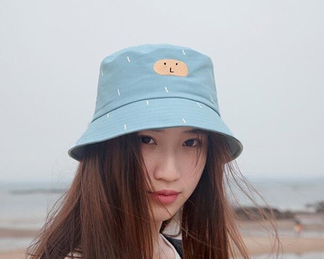YIZISTORE  棉帆布印花刺绣渔夫帽 男女休闲平顶短檐防晒遮阳帽-粉色的脸 - 帽子 - 棉 蓝色