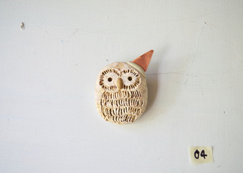 white owl going to the party broach / animal pottery broach - 胸针 - 陶 白色
