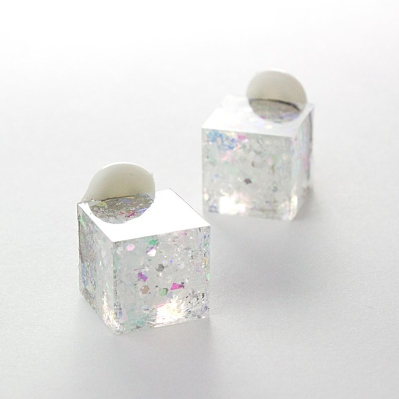 Cube earrings (ice cubes) - 耳环/耳夹 - 其他材质 白色