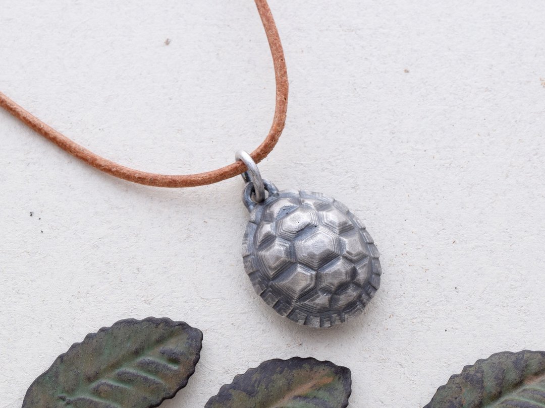 Tortoise shell Silver pendant M size - 项链 - 半宝石 银色