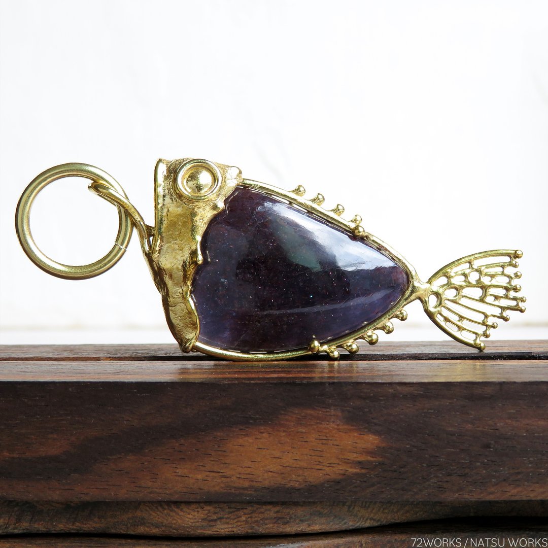 Bloodshot Iolite Fish charms - 吊饰 - 宝石 紫色