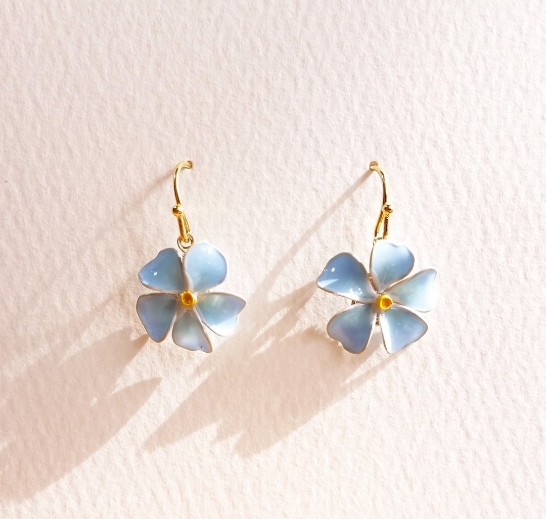 forget me not pierced earrings or clip-on earrings - 耳环/耳夹 - 树脂 蓝色