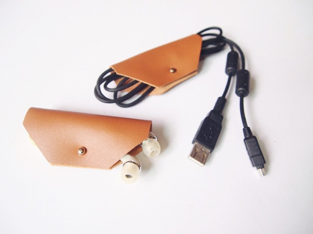 Leather Cord , Cable Organiser / Earphone Organiser with Antique or Silver Stud - 卷线器/电线收纳 - 真皮 卡其色