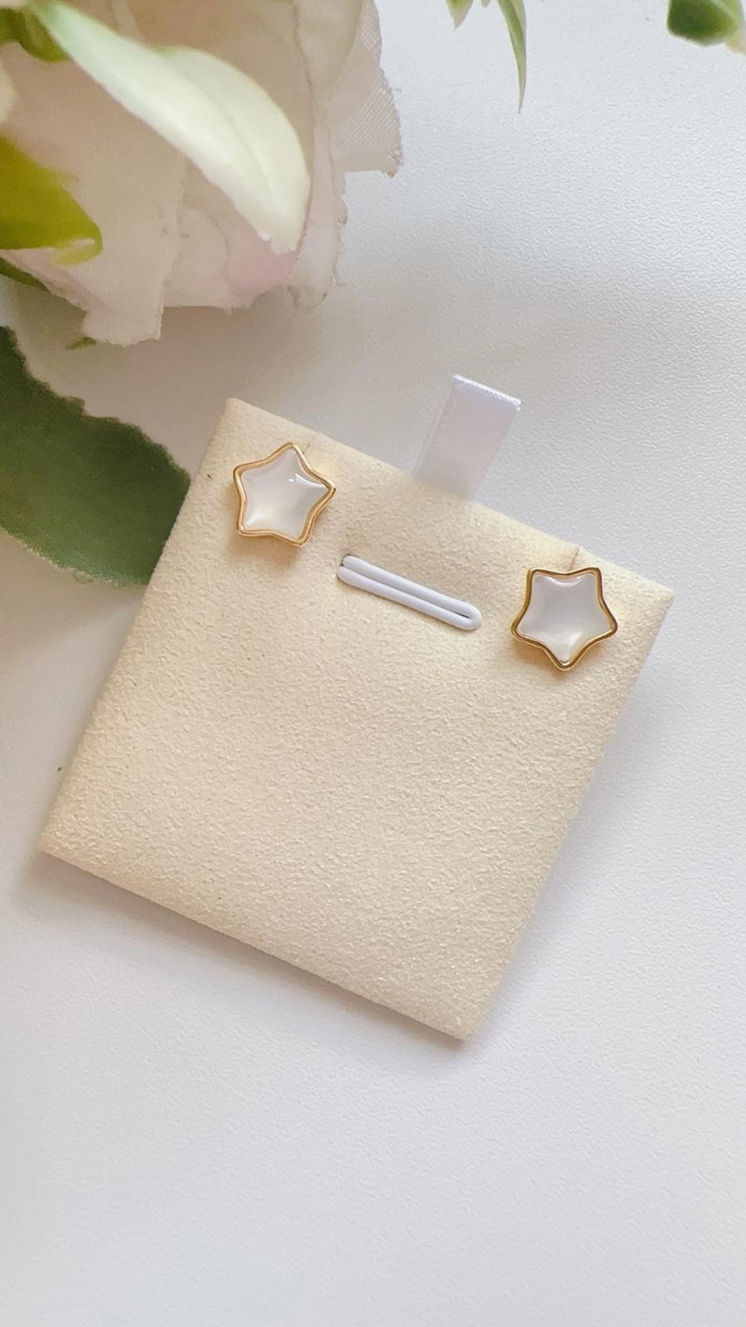 Star White Mabe Pearl Stud Earrings | 星星马贝珍 - 耳环/耳夹 - 其他材质 白色