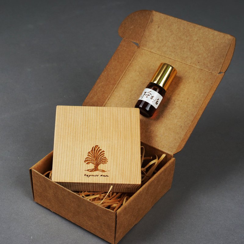 台湾桧木精油 (3ml) 扩香木 滚珠小瓶身 随身携带 扩香好方便 - 香薰/精油/线香 - 木头 金色