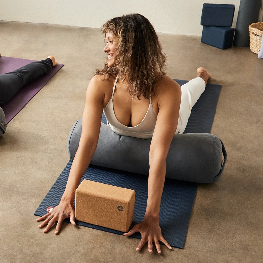 【Manduka】Enlight Round Bolster 瑜珈圆枕 - Thunder - 运动配件 - 其他材质 灰色
