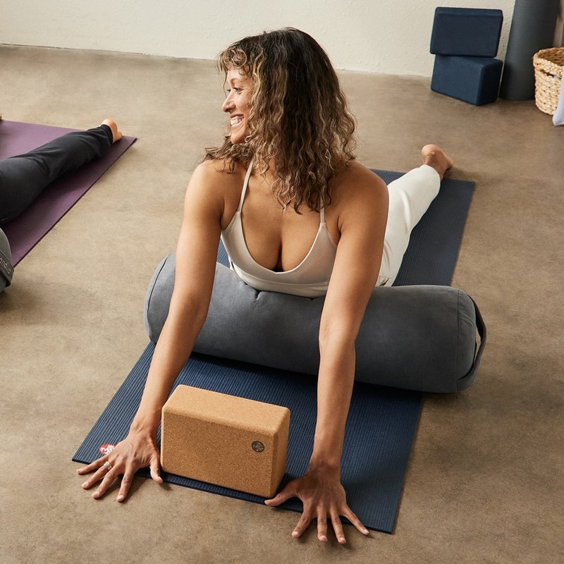 【Manduka】Enlight Round Bolster 瑜珈圆枕 - Thunder - 运动配件 - 其他材质 灰色