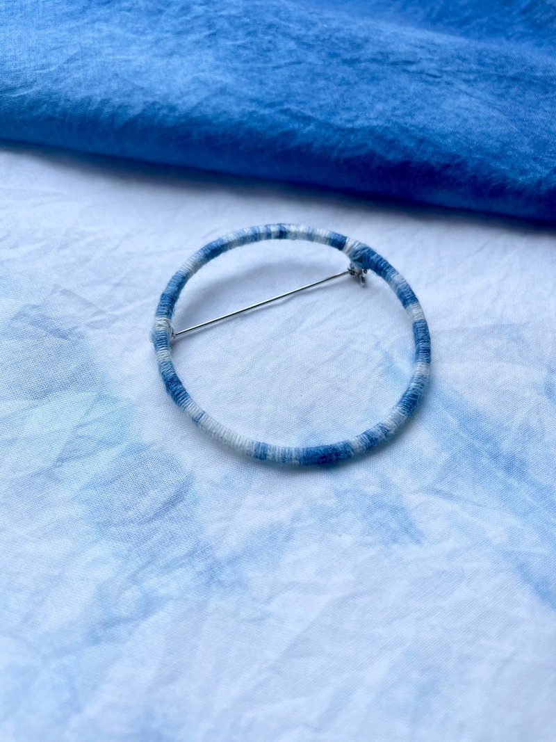 蓝染渐变圆形扣针—大 - 胸针 - 绣线 蓝色