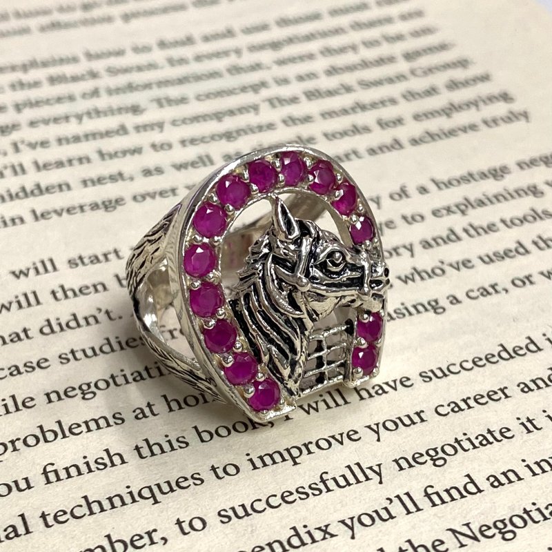 Antique Style Equestrian Horseshoe Ring with Ruby Stone 925 Sterling Silver - 戒指 - 纯银 银色