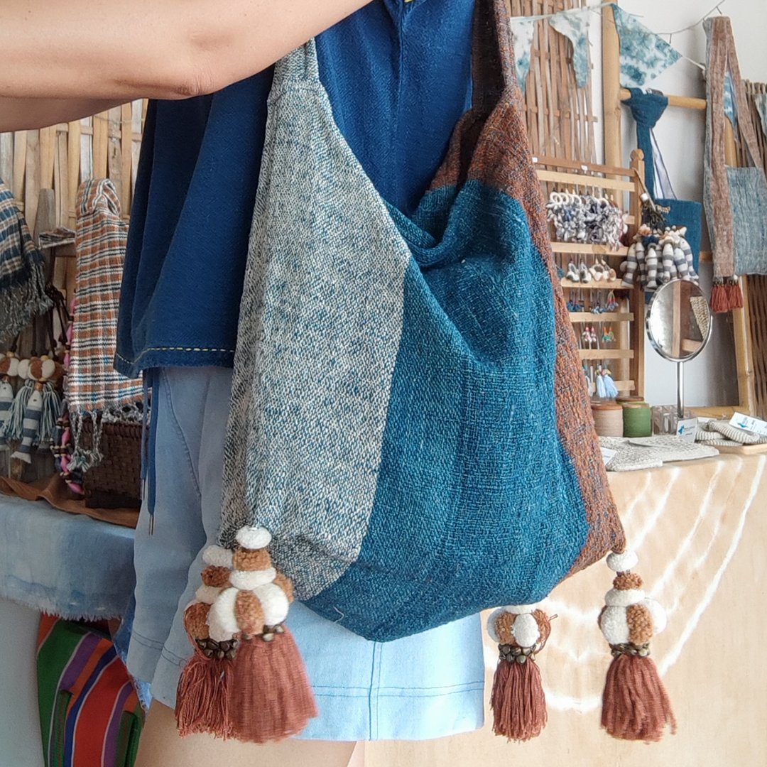 Dee-Ka Hand-woven Shoulder Bag with Tassels - 手提包/手提袋 - 棉 蓝色