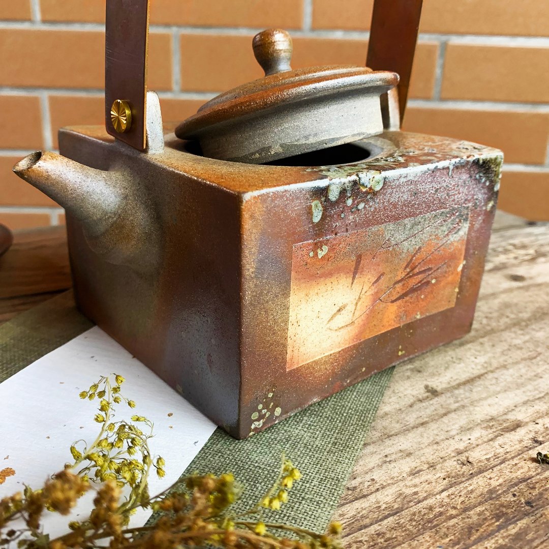 铜把提梁花刻方壶 新彩烧 柴烧陶艺 手作作品 茶壶 |  圭窑作品 - 茶具/茶杯 - 陶 金色