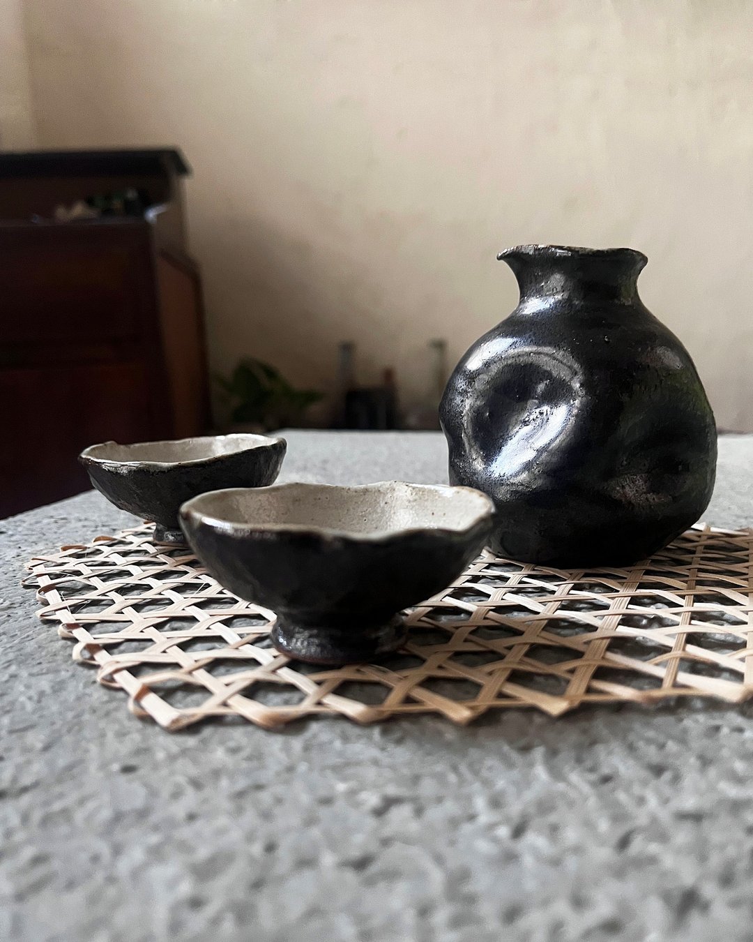 凹凸 德利酒器组 清酒壶与酒杯两入 | 陶器皿 - 酒杯/酒器 - 陶 黑色