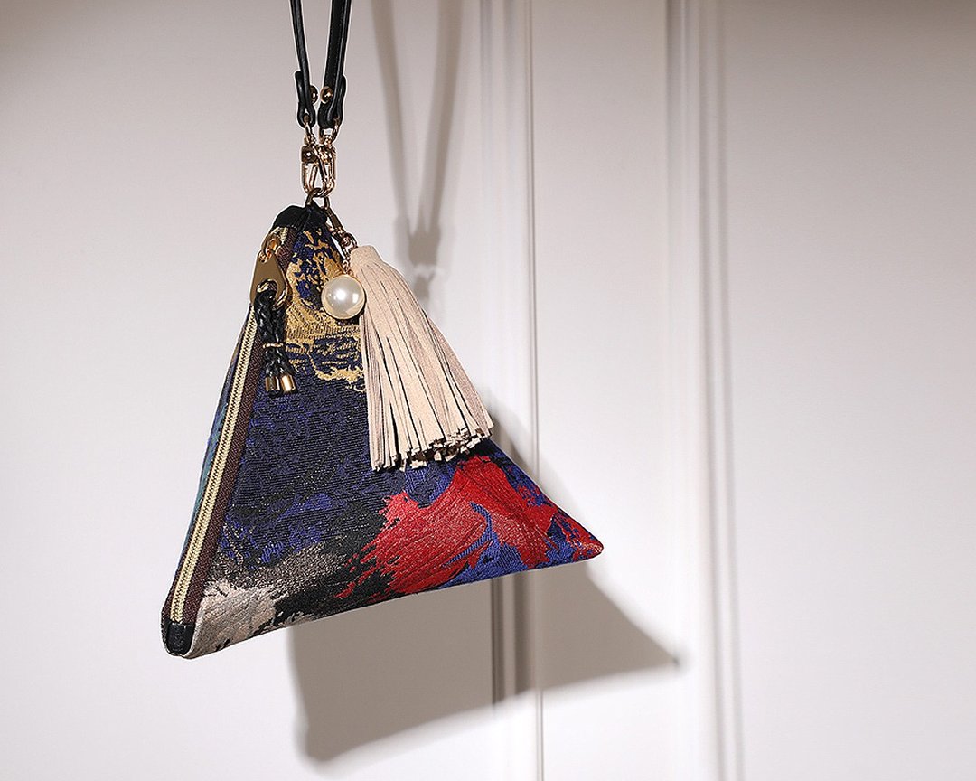 in Holland triangular pouch bag - 化妆包/杂物包 - 其他材质 黑色