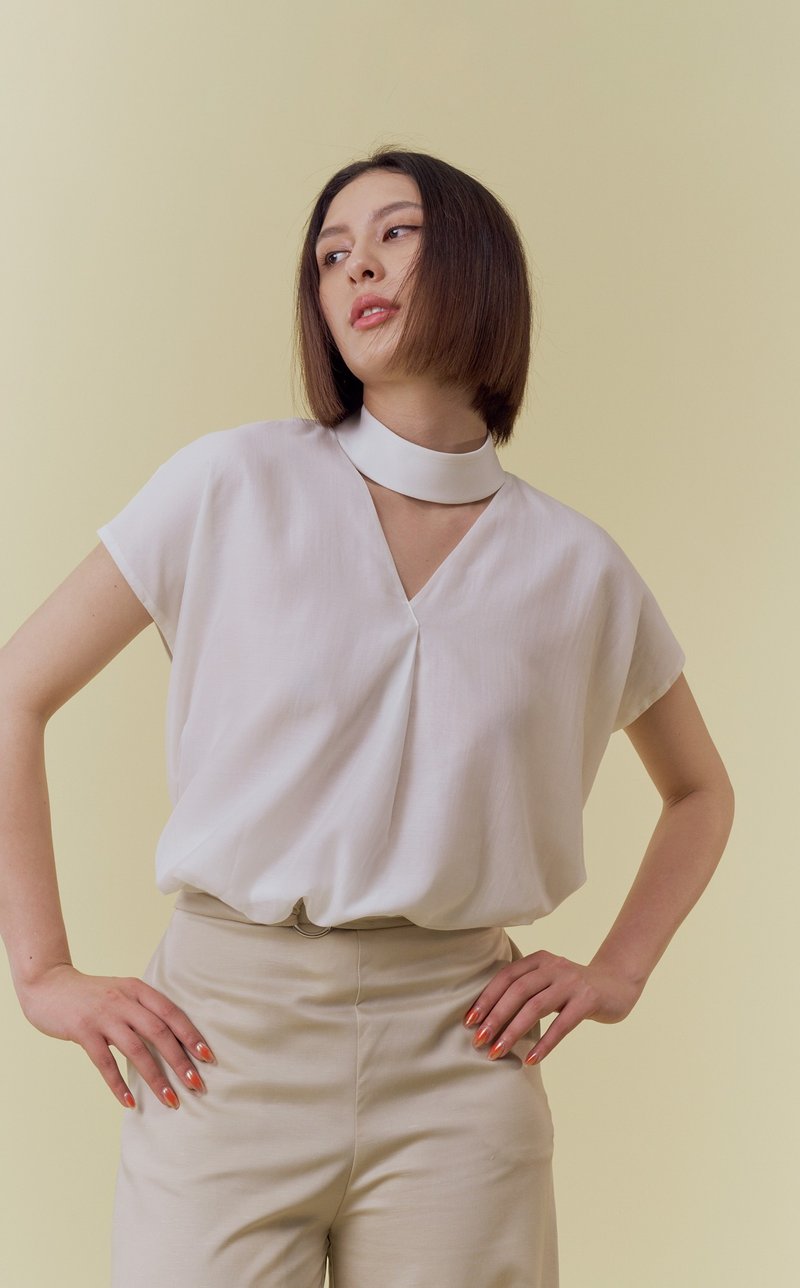 白V领颈饰上衣 - 女装 T 恤 - 棉．麻 白色