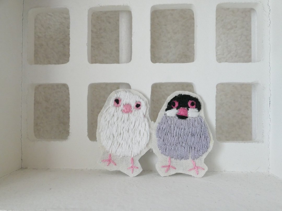 Embroidered brooch Java sparrow - 胸针 - 纸 黑色
